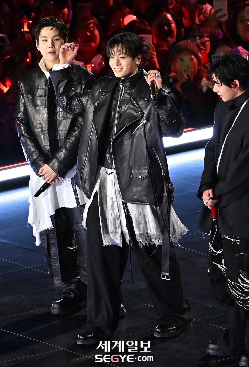 📰🇰🇷 สื่อเกาหลีหลายสำนักรายงานถึงการกลับมาสุดยิ่งใหญ่ของ BTS ในงาน THE COMEBACK LIVE | ARIRANG โดยใช้ชื่อของ ‘จองกุก’ เป็นพาดหัวข่าวหลัก อาทิ 

– #JUNGKOOK ตื่นเต้นราวกับเด็กน้อย
– #JUNGKOOK วิชวลชวนสะกดทุกสายตา
– #JUNGKOOK มักเน่วง BTS สุดหล่อเท่ห์
– #JUNGKOOK โดดเด่นสะดุดตา
–