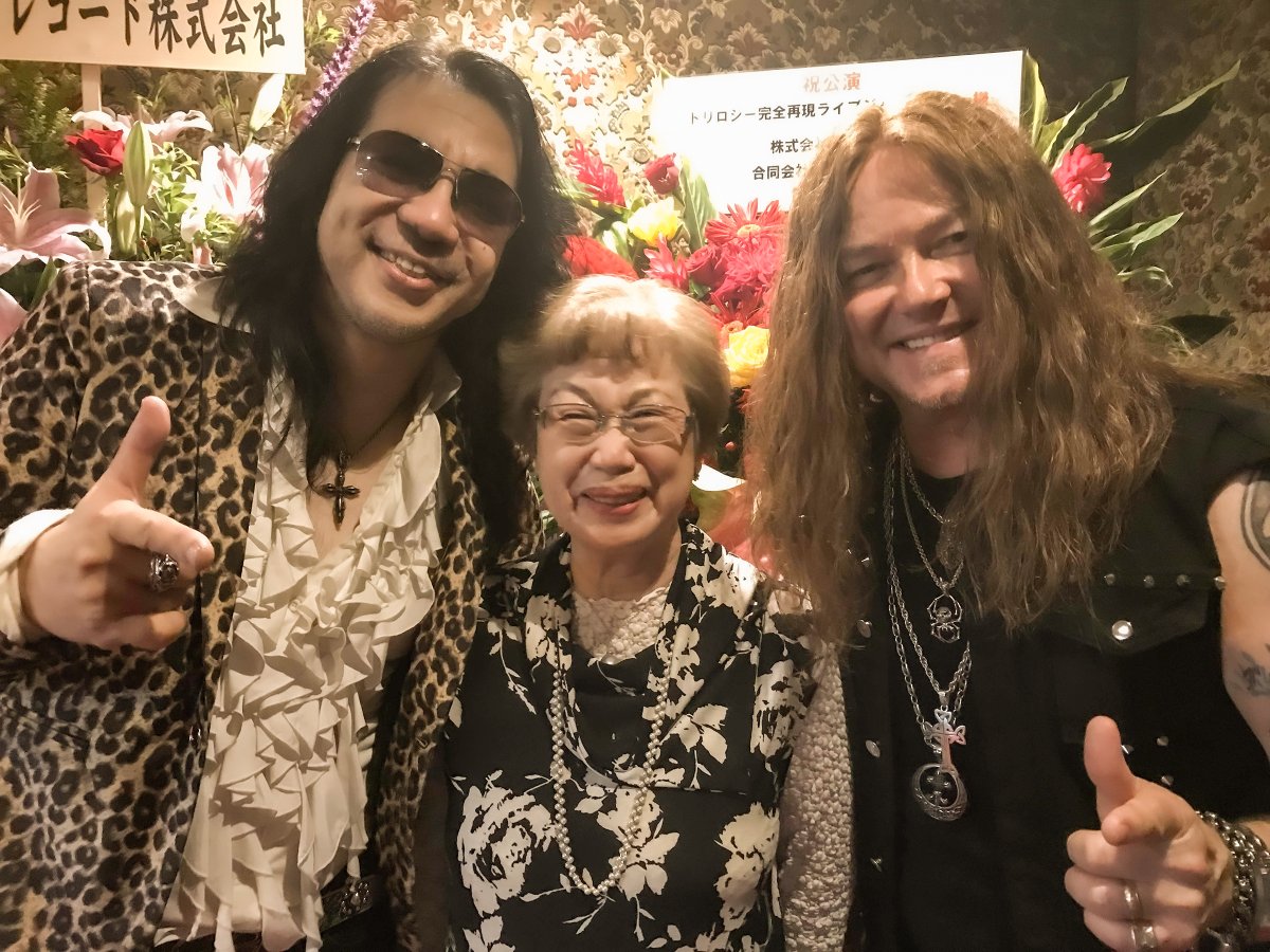 KellySIMONZ's tweet photo. 今回もヘヴィメタルで親孝行🤘
ってことで、今年84歳になった母も7年前同様全通しますので皆さま宜しくお願い致します🎸🔥
🎫 Tickets on sale
https://t.co/v5s8pgLX75
Tokyo / Osaka 2026
The new era begins.
#MarkBoals
#KellySIMONZ https://t.co/3AL30INzvN
