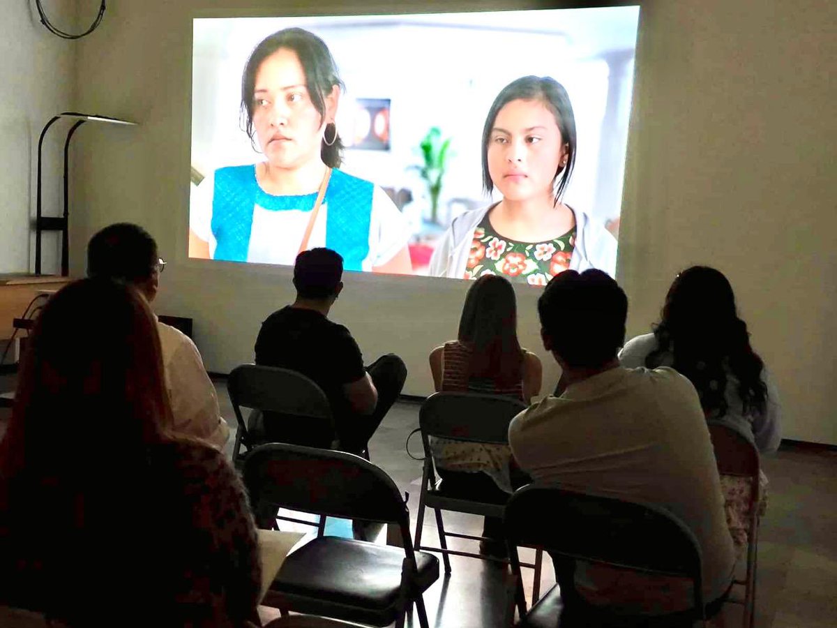 MConstituciones's tweet photo. Hoy en nuestro #CineDebateMuCo disfrutamos de la historia de Guie’dani, una niña originaria de una comunidad indígena de Oaxaca, en cuya vida la amistad y la lucha por la identidad se la unen para confrontar el entorno clasista y racista que la violenta. ¡Te esperamos en nuestra próxima función!
#DerechosHumanos