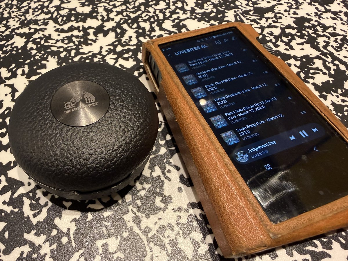 jazzwo's tweet photo. #Victor #WoodMaster
iPhoneにはハイレゾコーデックが入っていない為、QCC Dongle Proを使うか、USBドングルを検討していたが
Wood MasterのK2HDをONにしたらハイレゾ...とは聞こえ方は違うが
ハイレゾアプコンされ特に中低音の迫力が物凄い事に、流石だな
これじゃダメな理由なんだっけという
そういえばハイレゾ技術の強いVictorからMetal BANDがデビューという事でLOVEBITESを購入して日本人？となった記憶が