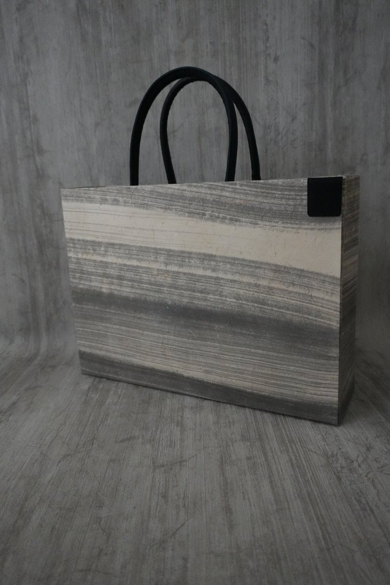 sunao_bag's tweet photo. ひとつひとつ
個性あふれる
紙や墨の表情を

実際に手にとって
感じていただけたら…

高知の森の息吹を
かたちにした

鹿敷製紙さんの
和紙バッグは

東京・青山
@tosasatoproject
にて
今月末まで
ごらんいただけます🌿

#土佐和紙
#日本の紙
#日本の革 
#sunaobag
#madeinkochi

@giftshop_twins https://t.co/vharCHyyjR