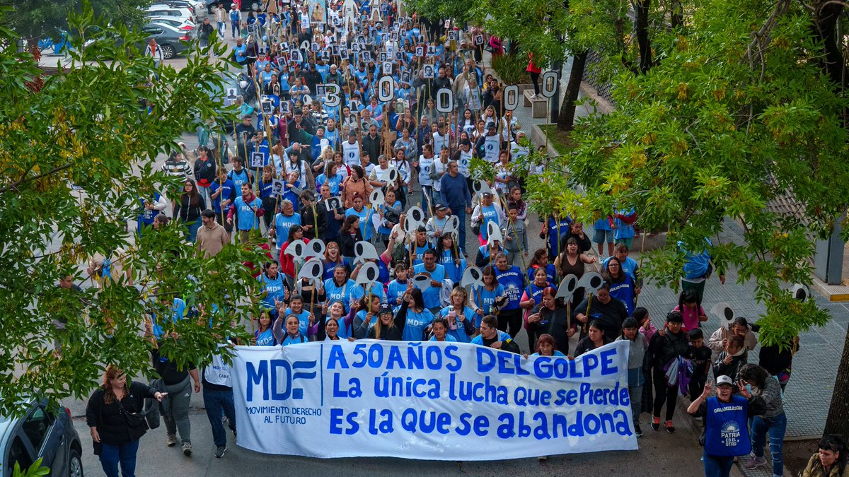 BereIanez's tweet photo. Con mucho orgullo y emoción, estuvimos en la 6ta Marcha de Antorchas de la Comuna 8, en homenaje a la memoria de los compañeros desaparecidos. Esta marcha nació gracias a la fuerza del compañero Mope y la 
compañera @MontenegroViki

El martes 24 de marzo se cumplen 50 años de la última dictadura cívico-militar, y el plan económico de Milei es una continuación del proyecto de país de la dictadura. Ellos quieren saquear y destruir la industria nacional, pero nuestro futuro está en nuestras manos.

Para luchar contra estas injusticias, debemos levantar las banderas de Memoria, Verdad y Justicia, y tener como faro a las Abuelas y Madres de Plaza de Mayo, quienes nos enseñan que el futuro se construye con una memoria activa.