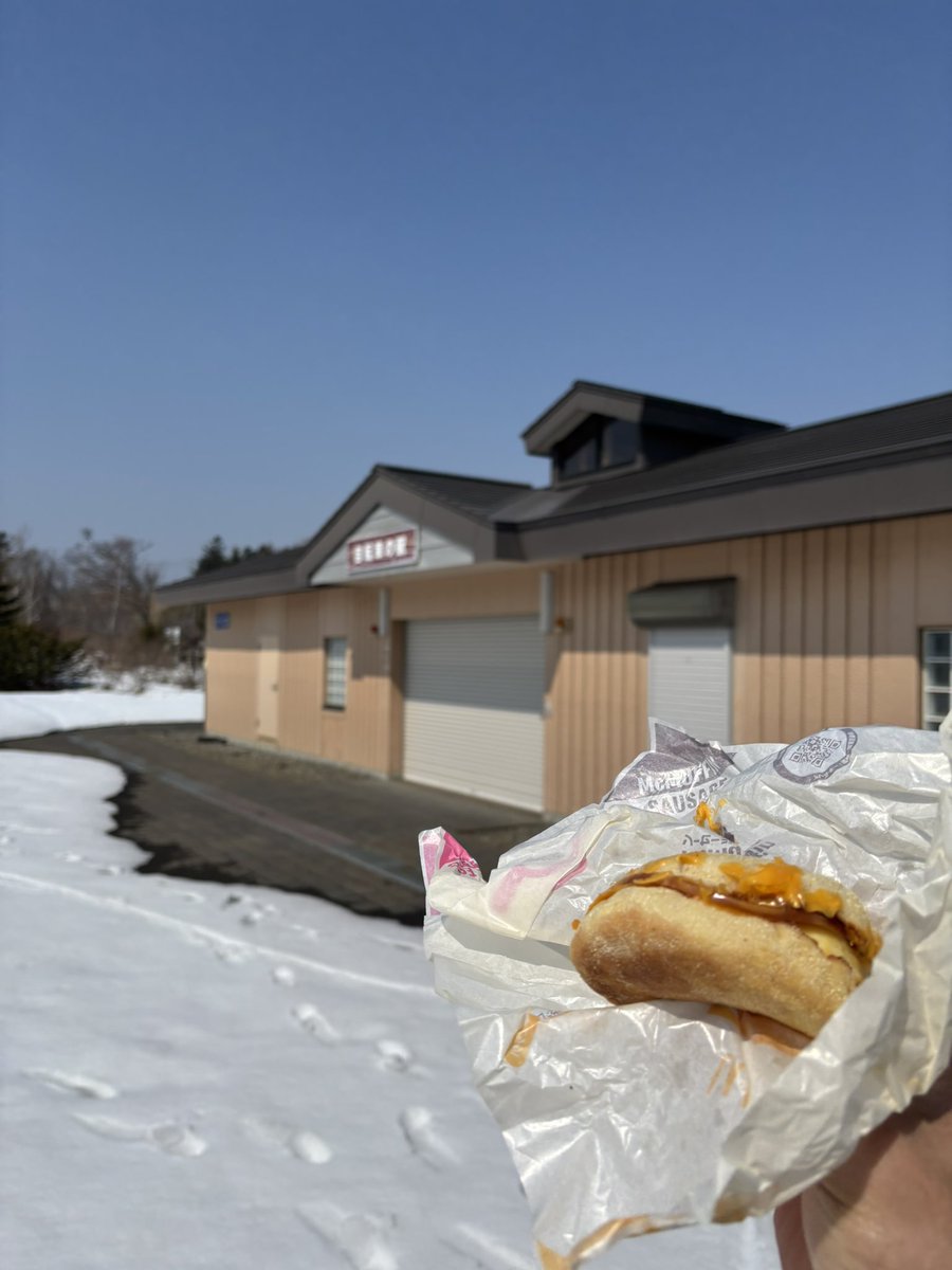 kenbo_555's tweet photo. 久しぶりにMTB乗ってます🚵
自転車の駅やってなくて絶望😩
朝マック美味すぎ！
#自転車　#マック　#マウンテンバイク https://t.co/m1RXIbZnTC
