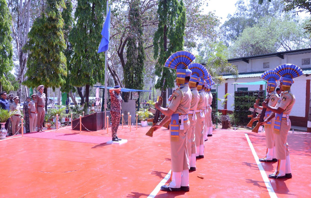 co242bncrpf's tweet photo. DG CRPF Shri G. P. Singh, IPS received a Guard of Honour during his visit. He reviewed the Guard and recorded his remarks in the Visitors’ Book, reflecting the ethos and discipline of the Force.
#CRPF #WESTERNSECTORCRPF #KKSector https://t.co/f5GrBHN4GS
