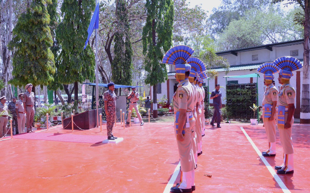 co242bncrpf's tweet photo. DG CRPF Shri G. P. Singh, IPS received a Guard of Honour during his visit. He reviewed the Guard and recorded his remarks in the Visitors’ Book, reflecting the ethos and discipline of the Force.
#CRPF #WESTERNSECTORCRPF #KKSector https://t.co/f5GrBHN4GS