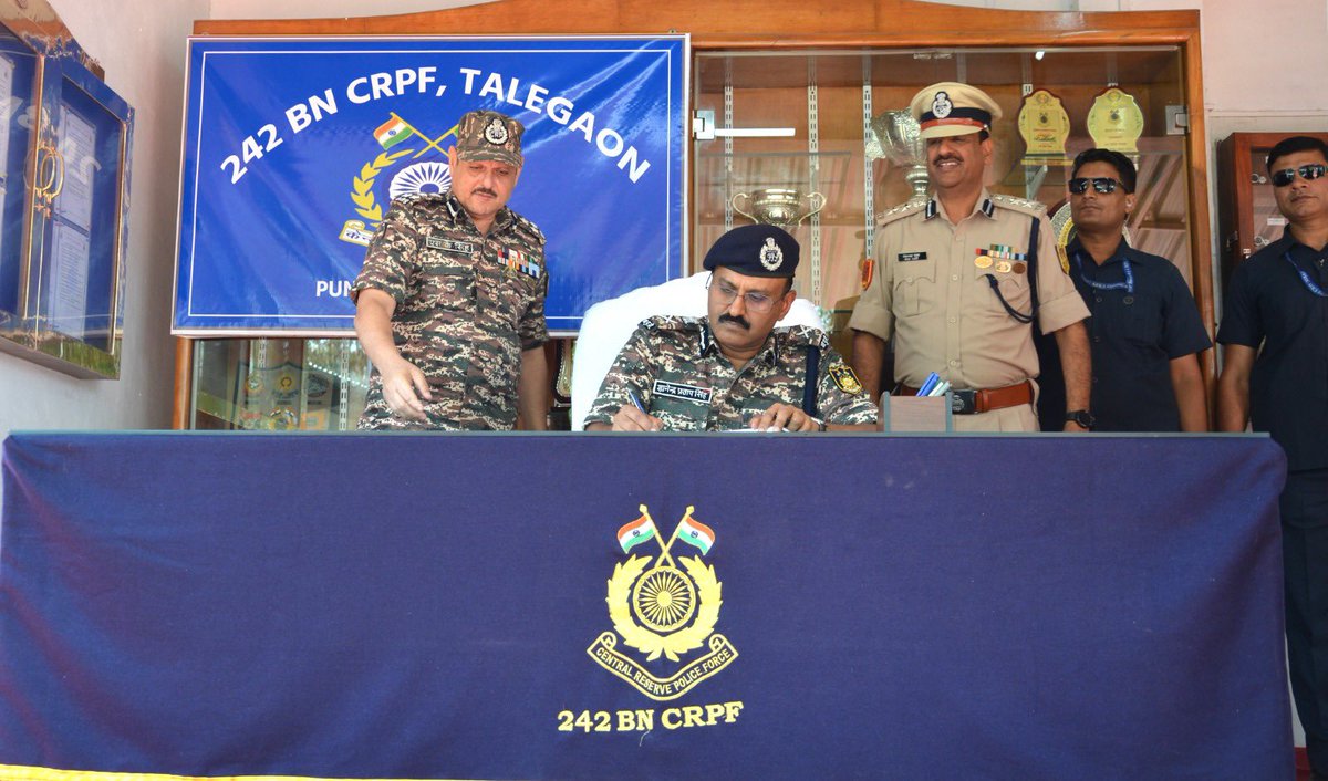 co242bncrpf's tweet photo. DG CRPF Shri G. P. Singh, IPS received a Guard of Honour during his visit. He reviewed the Guard and recorded his remarks in the Visitors’ Book, reflecting the ethos and discipline of the Force.
#CRPF #WESTERNSECTORCRPF #KKSector https://t.co/f5GrBHN4GS