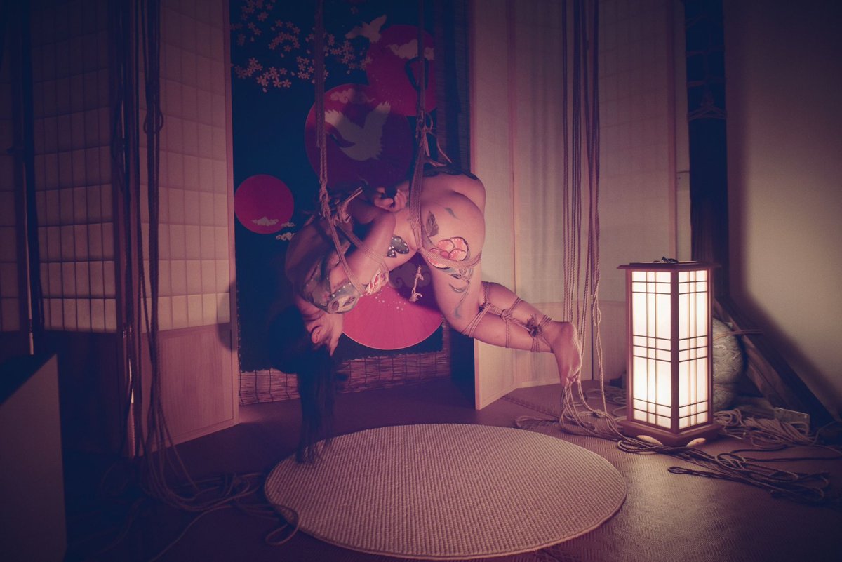 縛られた婦人【写真：3枚】