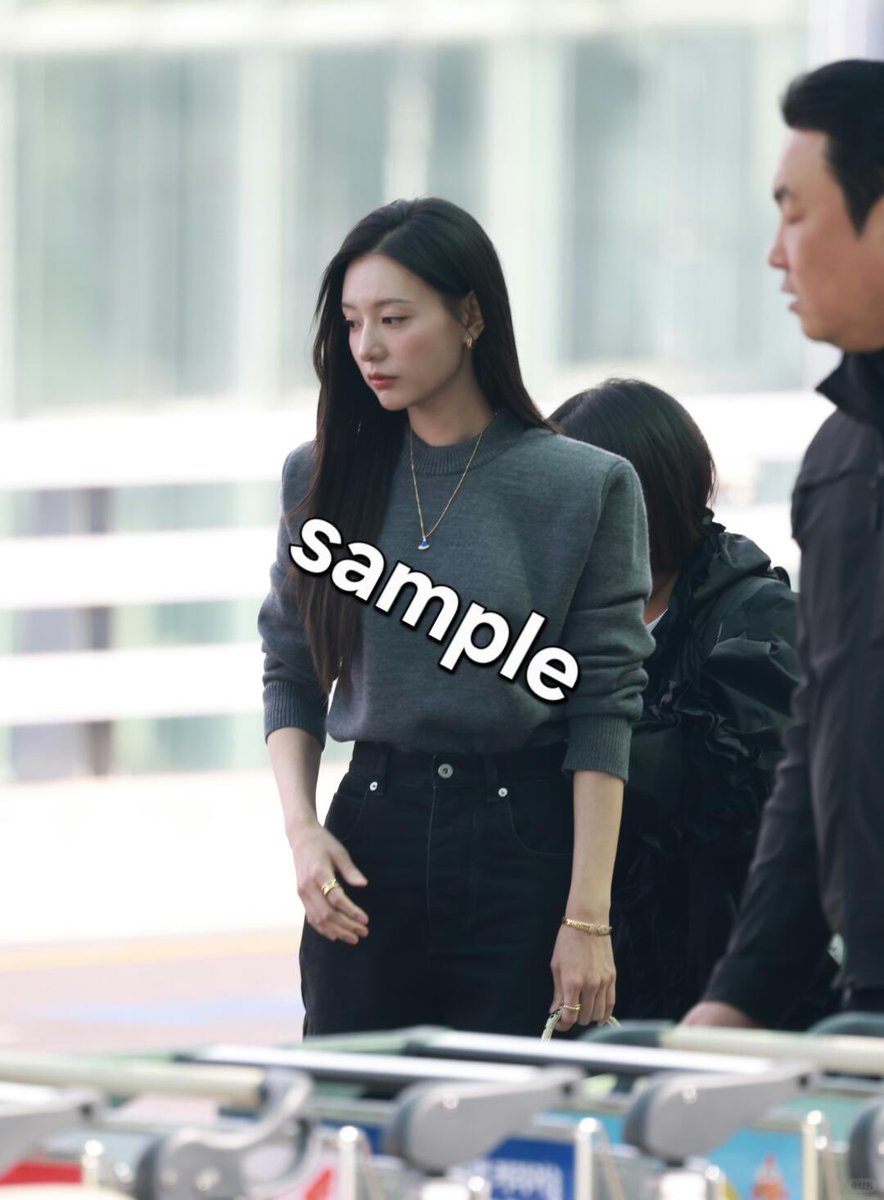 When Jiwon isn't smiling, she has a sharp aura, like a sword drawn from its sheath
