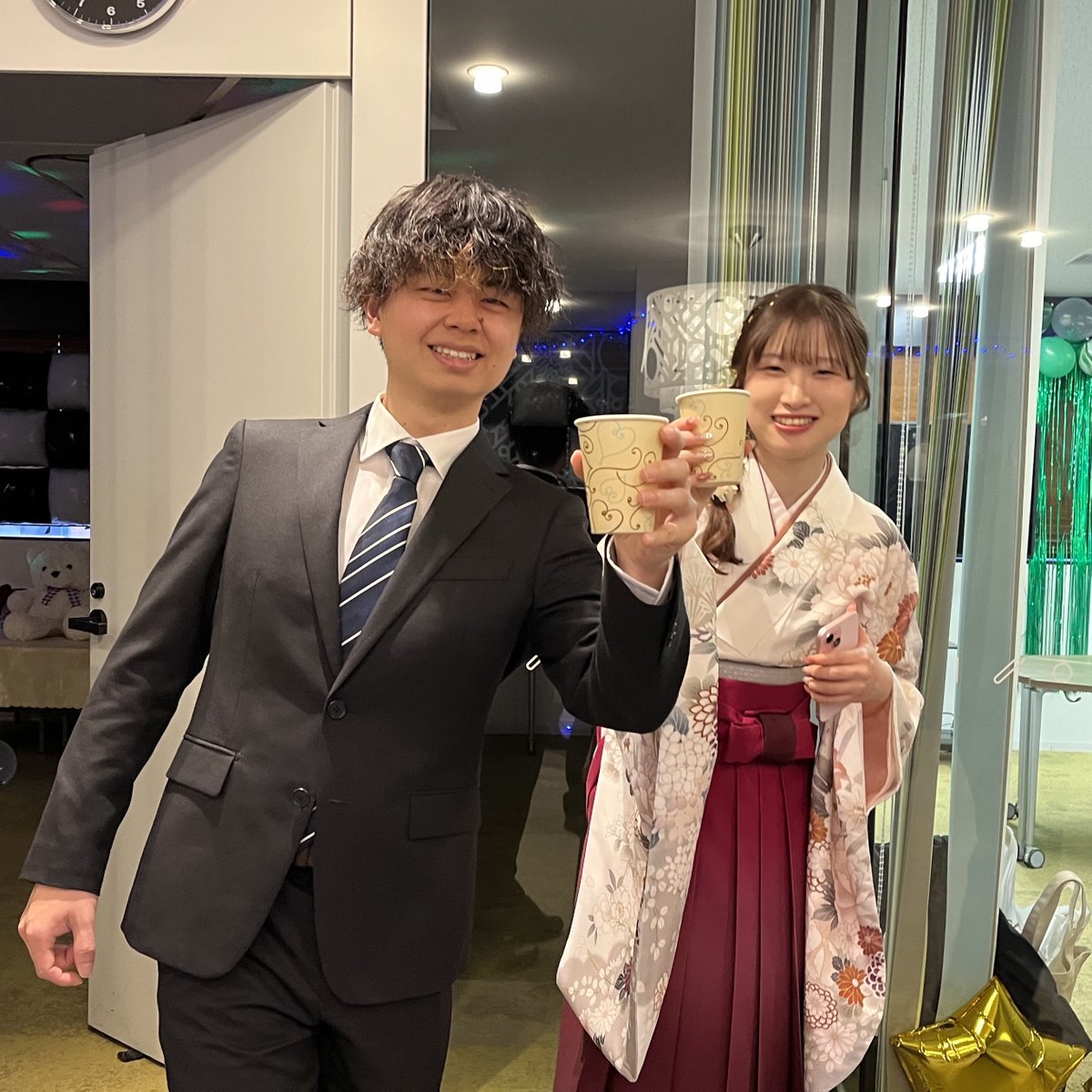 OIU_beactive's tweet photo. 卒業式に続いて学生、教員、同窓会役員が参加して卒業記念パーティーが開催されました。軽食を食べながら語らい、ゲームやビンゴで楽しい時間を過ごしました。大学はいつでも帰ってくるところ。
同窓の繋がりはこれからも続きます。
＃大阪国際大学　＃経営経済学部　＃実践型の学び https://t.co/52AFT4hspx