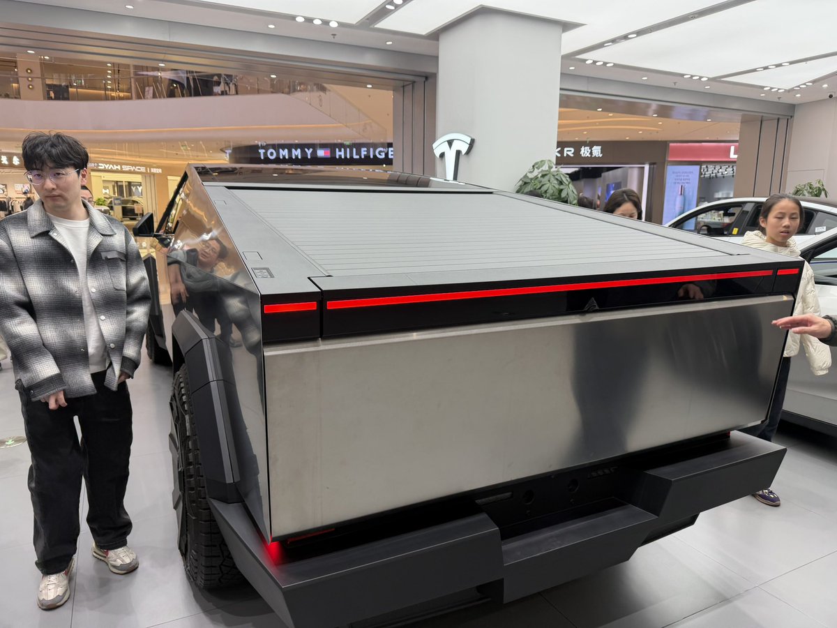 ℳℯ𝓋𝒾𝓊𝓈 tweet media