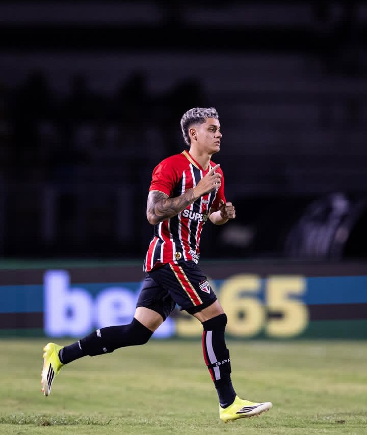 Onde ele está e porque não vem jogando ? Nem no banco de reservas vem permanecendo.