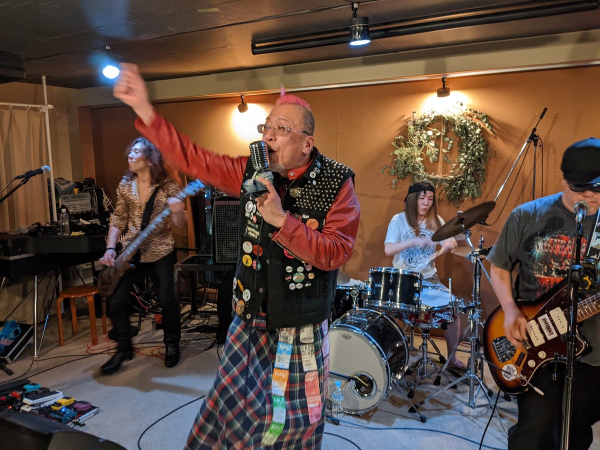 B.B. alone tweet media