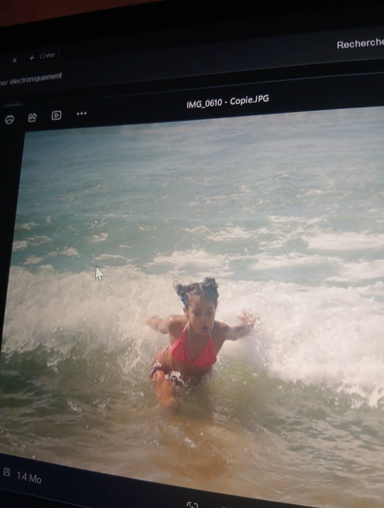 iam_malak___'s tweet photo. I was stalking my digi cam's memories and foind this hidden gem , and i figired out that i was a beach girl since my birth ouuuf i love beach https://t.co/olidLJZJkj