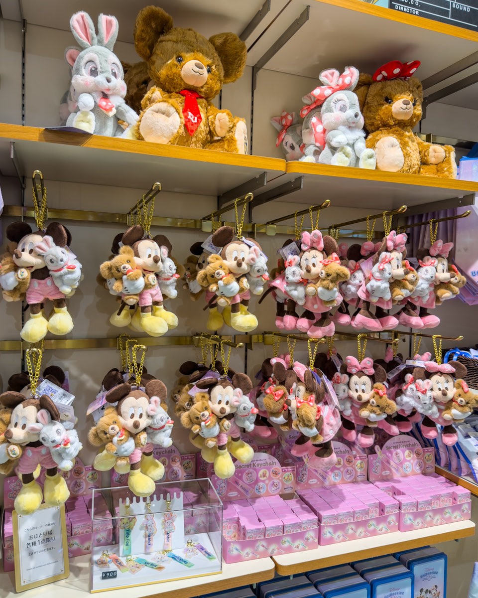 抱えた姿がかわいい！ 「ディズニーストア」 イエック ラビット