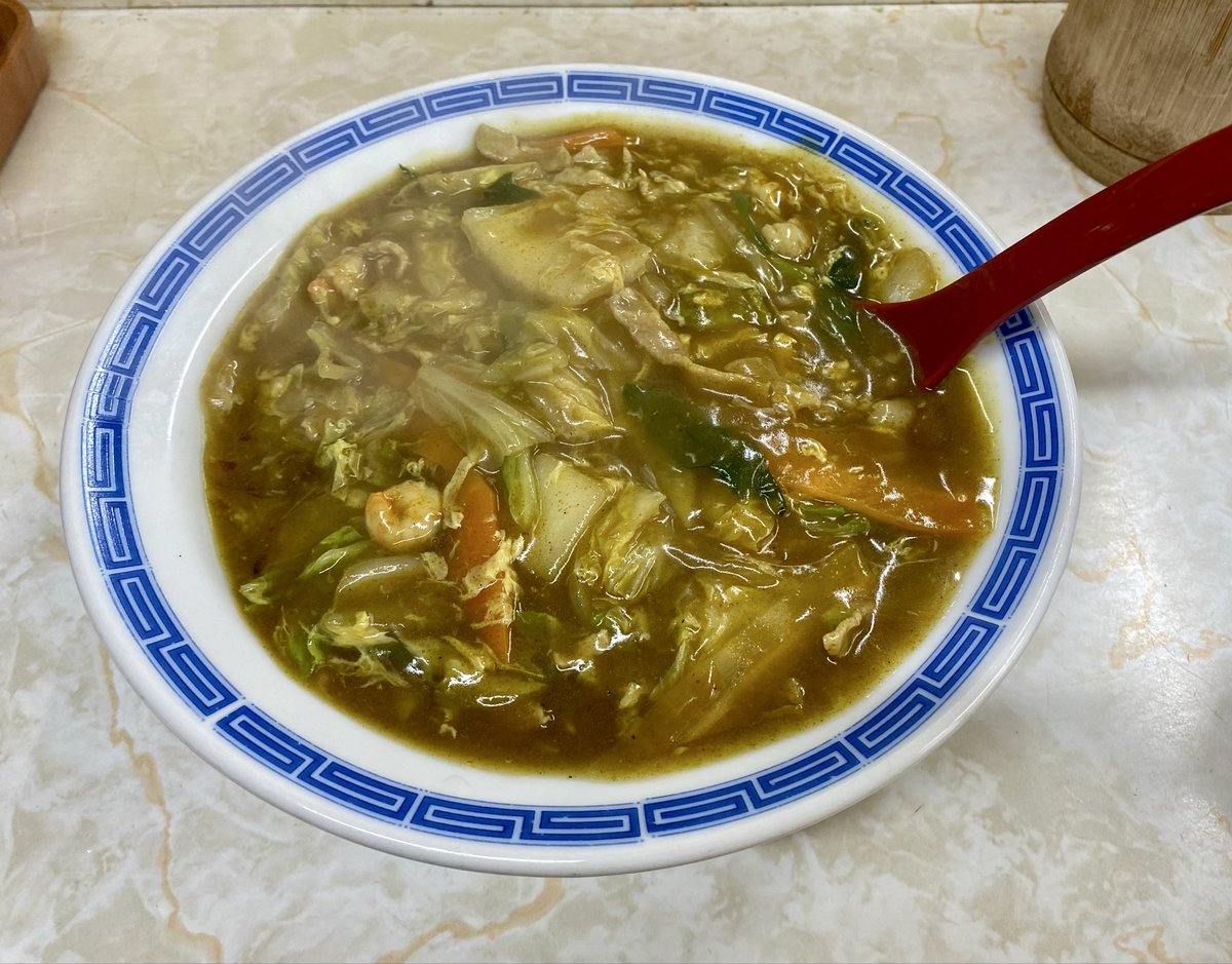 布施のおぼこ飯店にてカレー飯‼︎
汁だくのシャバシャバカレーと中華丼を合わせて卵で少しまろやかにしたような？
町中華のなせる素敵な組み合わせ✨