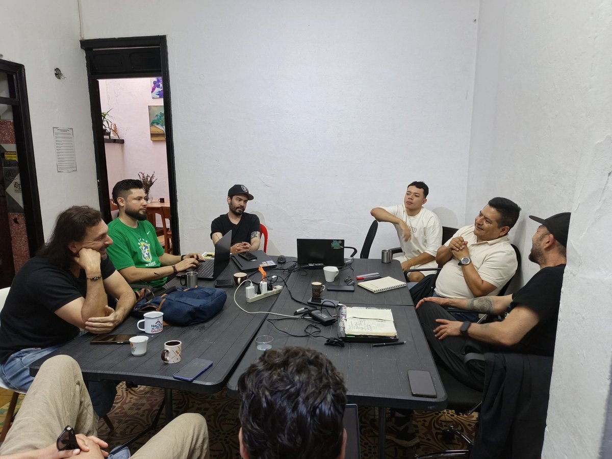 J03lAr14s's tweet photo. Chatting with friends about AI agents, thanks to @garybriceno and @platohedro https://t.co/eOLf4mHqK0