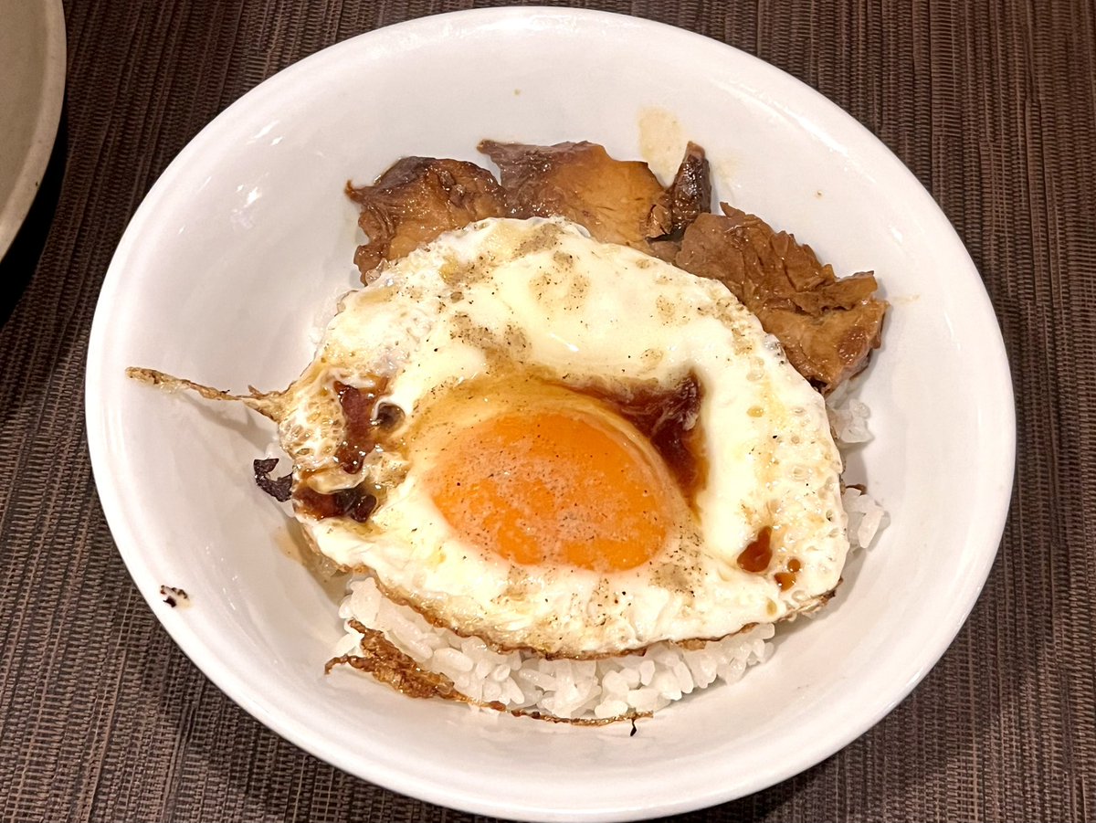 2軒目は京橋の人気店"愛媛ん軒"さんへ初訪問🍜
愛媛県産の鯛を使用した鯛白湯味噌"愛媛ホワイト"に今治のB級グルメ"焼豚玉子飯"のセットが美味い。
女将さんが一人でやってるスナックみたいな雰囲気も飲み屋街らしくて良い。

[京橋駅　麺処 愛媛ん軒　愛媛ホワイト]