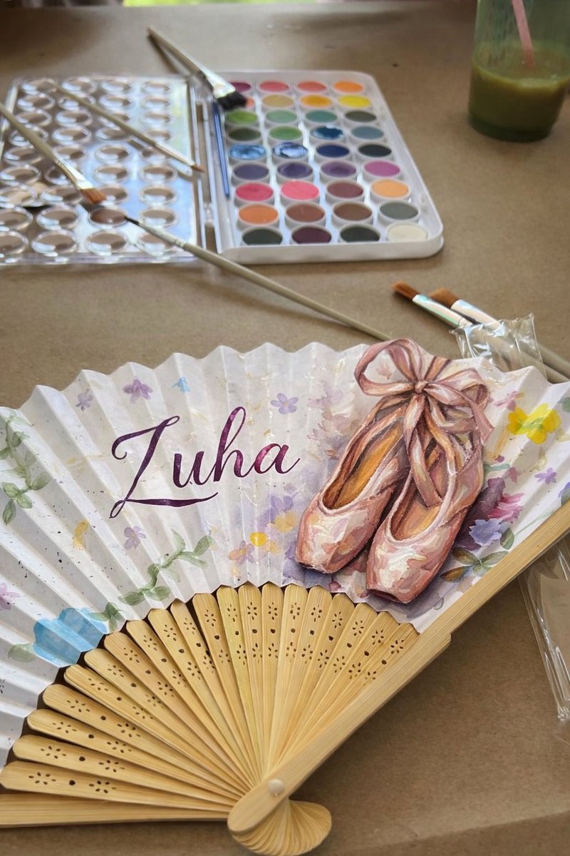 HailaGreg's tweet image. 🌼 ▬▭▬   𝚂𝚞𝚐𝚊𝚛 𝙷𝚘𝚗𝚎𝚢    ▬▭▬ 🌼

ᅠ
┗━✦❘  #𝐆𝐚𝐫𝐨𝐭𝐚𝐬De𝐒𝐚𝐦𝐛𝐚🇧🇷

ᅠ
ღ ˚❘ ❛ Momento de hacer cositas bonitas y una de ellas pintar un abanico. ❜ ❘  ̥ღ 

ᅠ
ᅠ