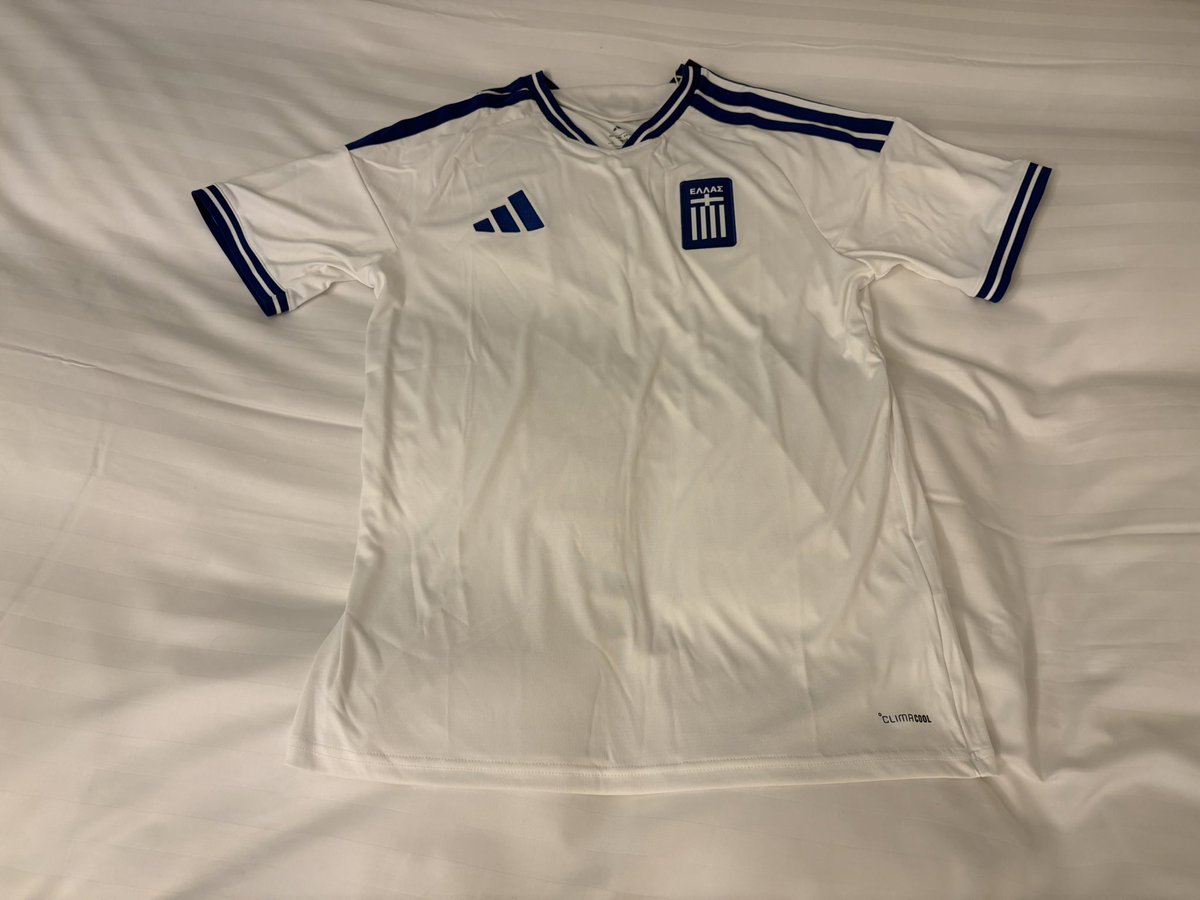 シティ戦の活躍を称えて買っちゃった…🇬🇷
もう時期アウェイユニフォームが出回るというのに…( ﾟдﾟ )

ギリシャさんナイキ時代から驚く程にシンプルだけど、一周回ってこういうのでいいんだよ…と思っているこの頃
肌触りが滅茶苦茶良いし一気にXLサイズに上げたんですごく快適♪