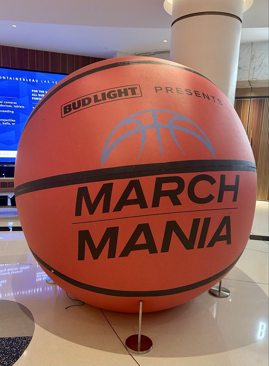 markdallman's tweet photo. The March Madness in Vegas at the Fontainebleau Las Vegas is a magical spot!  Great friends, great food and a couple of drinks! 🏀🏀🏀 https://t.co/YpagFPFgO4