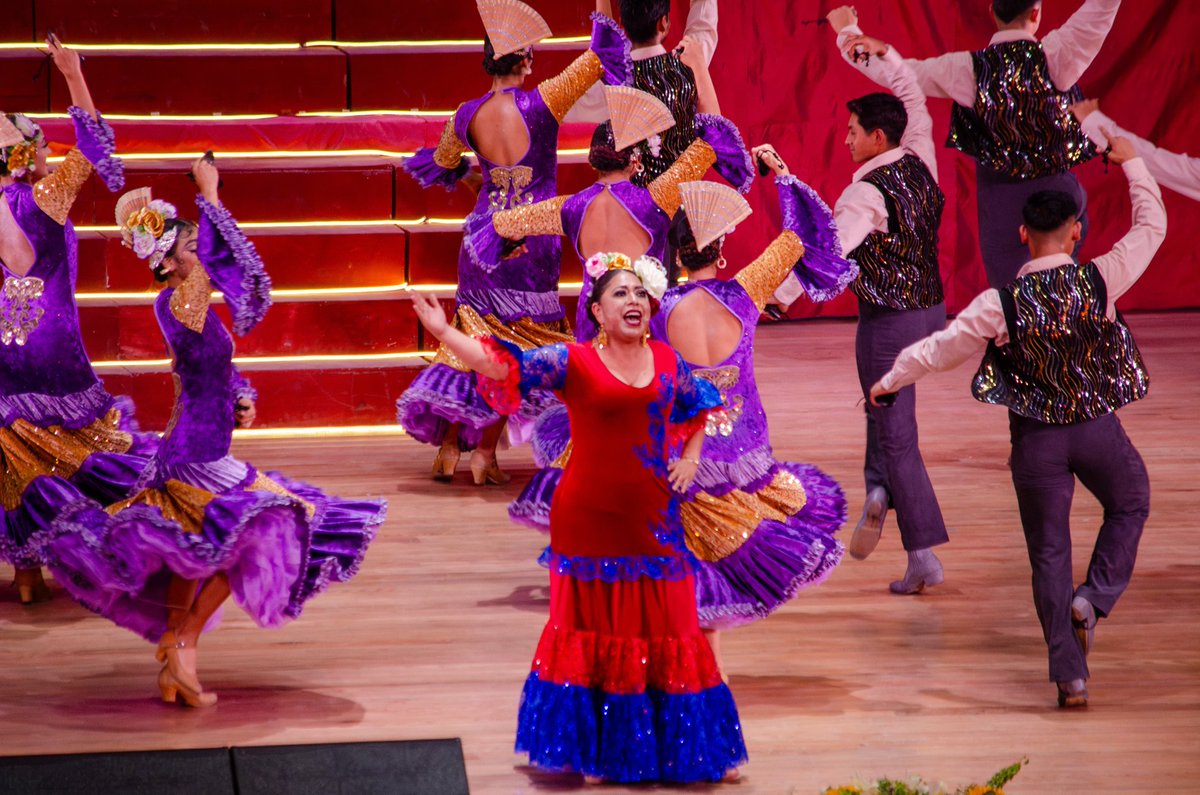 Pasen, señores pasen, que ya comienza la diversión 
¡Vea la gran revista!