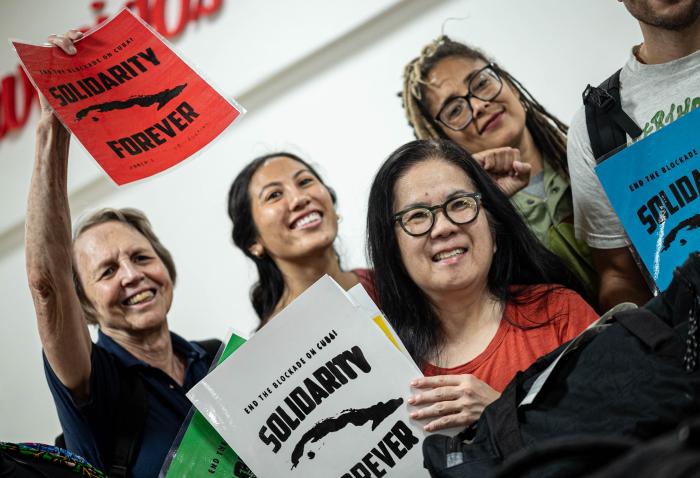 🌎🇨🇺ǀUn convoy solidario, con ayuda material procedente de Brasil, Colombia, Estados Unidos, Uruguay y México, gracias al trabajo y esfuerzo de partidos políticos, líderes sindicales, y otros identificados con la causa, arriba por estos días a La Habana.
🔗acortar.link/xw1bay