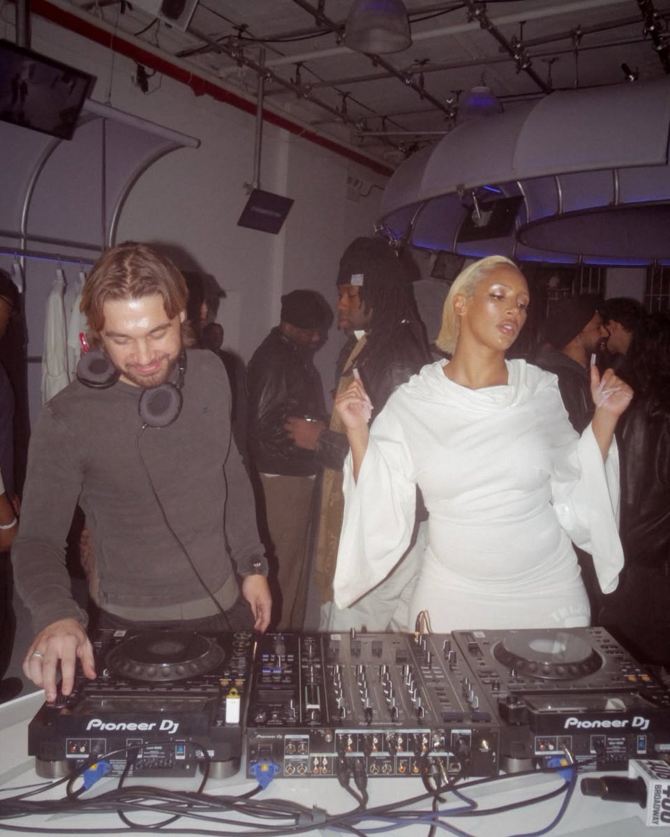 Naomi Sharon Daily tweet media