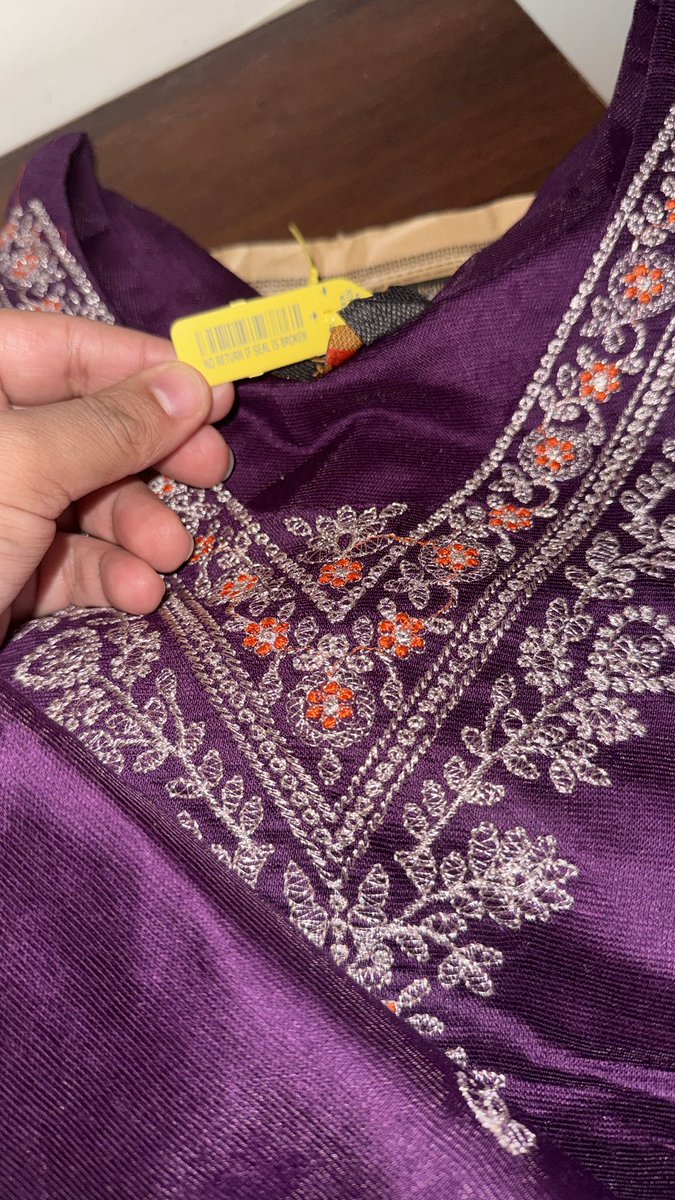 AtanshuGoyal's tweet photo. @MyntraSupport @jagograhakjago @Uppolice @UPGovt @ABPNews @aajtak @ZeeNews @BBCHindi @cnnbrk This is the resolution? You are saying that the product cannot be tampered and i am attaching the same seal tagged product. Then how can I tamper it at home. Send a team to scan the seal and then give me the proof that what item was sent. @jagograhakjago @MyntraSupport https://t.co/qFuIKzJZNO
