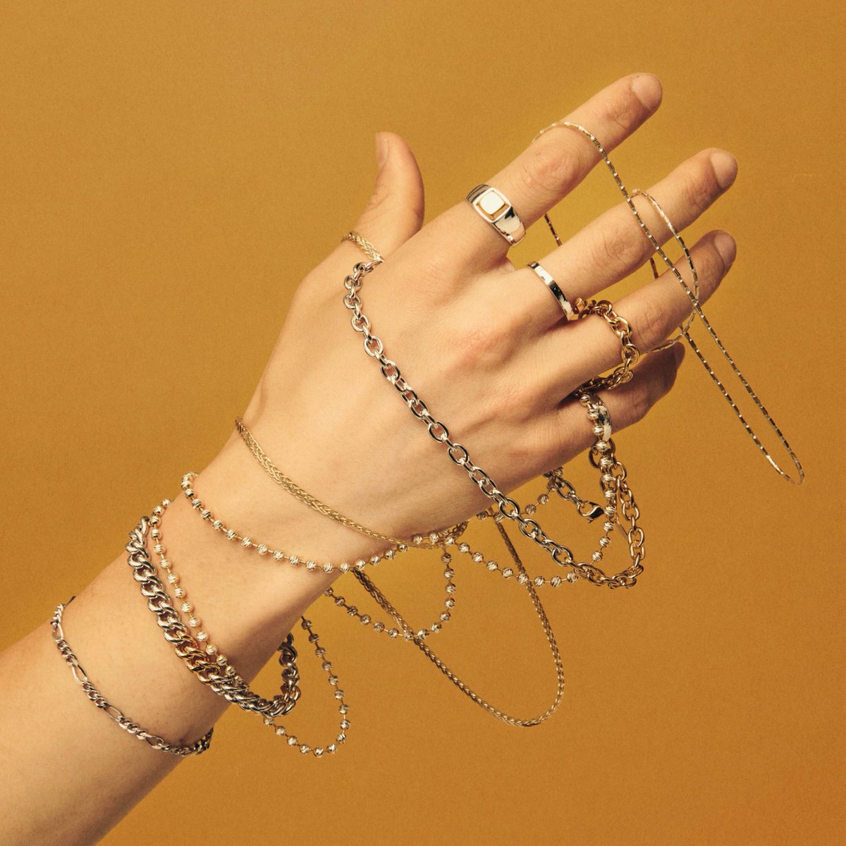 Art_meets_Life's tweet image. 【予告】O→KI POP-UP STORE
■4月7日(火)～13日(月)
■A館3階＝プロモーションスペース
元宝塚歌劇団 #春瀬央季 プロデュース、性別や世代を問わず支持されるジュエリーブランド〈O-KI〉が期間限定で初登場💍
GOLDとSILVERのシンプルでありながら印象に残るデザインをぜひご覧ください✨
#オーキ #OKI