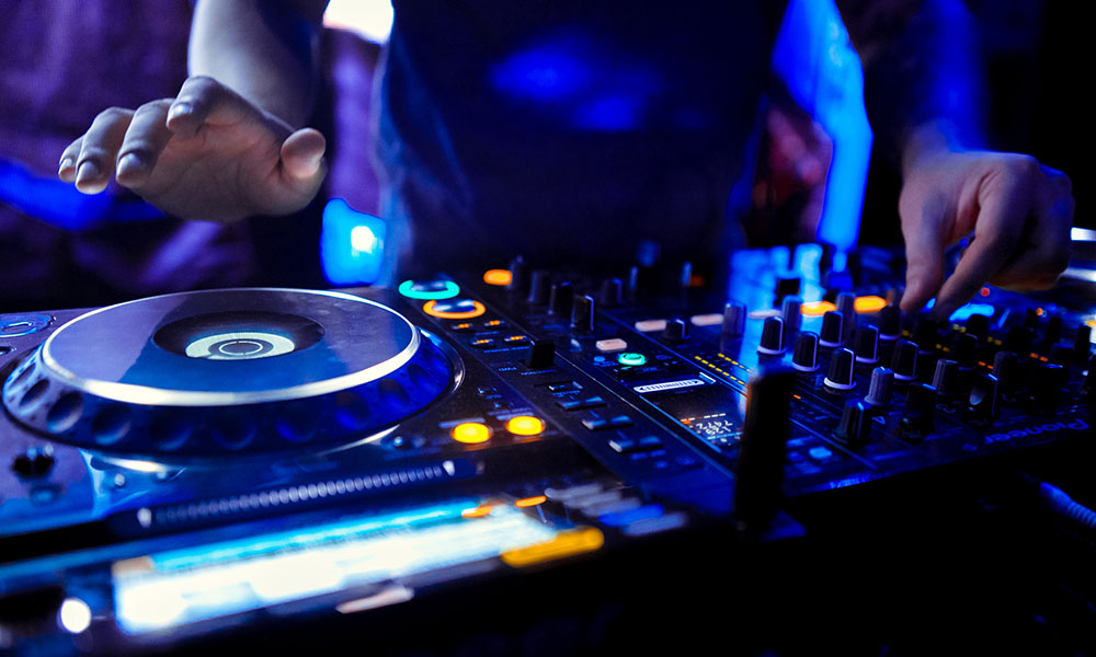 Entertaining_A's tweet photo. The Ultimate Guide to Booking a DJ in Hong Kong for Your Next Event https://t.co/g9bifa0ulc #hkclubbing @hkclubbing #hknightlife #hongkong https://t.co/giZDnBewuF