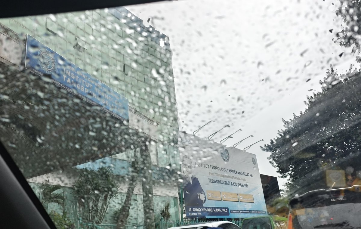 Mantap, Pak Onno, dari dulu konsisten dengan 'copyleft'. Sekarang berkarya di ITTS - semoga semakin berkah! 
*Ini saya ambil foto ketika lewat di depan kampus di mana Pak Onno mengemban amanah. 

Jd inget dl coba2 punya nomor VoIP gara2 sharing Pak Onno di Yahoogroups!