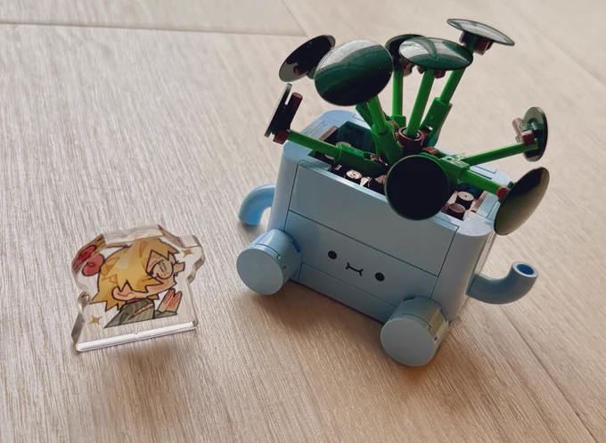 グッズがきました 自立するミニアクリルです 生活の一部にそっと海老屋を 潜ませていただけたら嬉しいです