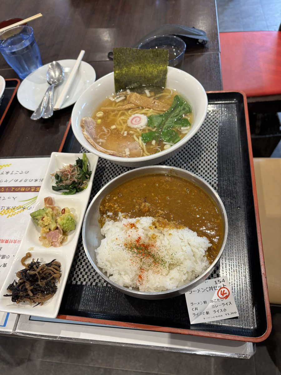 ClariS_cc110's tweet photo. お昼🍛でございます‼️
大宮市場のキッチンほしのがお休みだったので川越に帰り、とちの木さんへ😆✨
セットが普通に2人前のお店、妻ちゃんは漢気カツカレー🤣お皿は40cmくらい？
桜パパ🌸はスパイシーカレー🍛とあごだしラーメン😑✨
ハイ、限界突破…夕飯いらん���💦
#とちの木 https://t.co/GN2jCalNXX