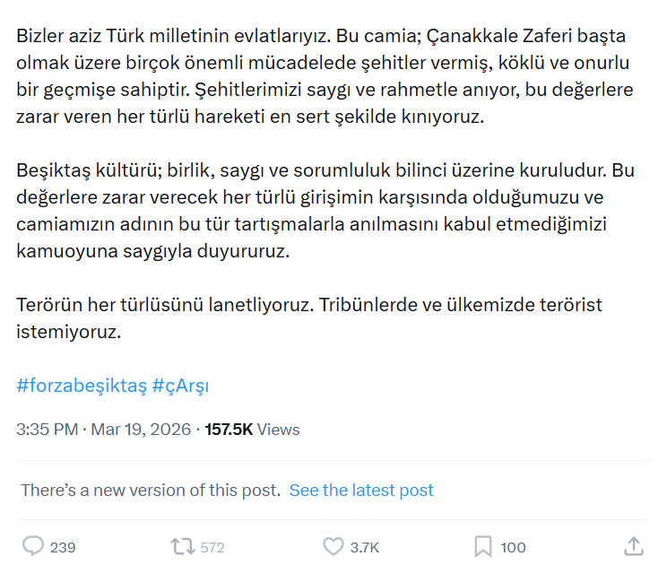 Fenerli_Gaucho's tweet photo. Logolarındaki A'yı anarşizmden alan çArşı, Amedspor'un A'sını yazmak istememiş!

Yazıyı 2 kere değiştirdikten sonra oraya A'yı ekleyebilmişler. İstemeye, istemeye galiba...

Tweetin amacı bir iftar yemeğiyle ilgili bilgilendirme ama 6 paragraf yazı döşeyip konuyu aziz Türk milletine, Çanakkale zaferine, şehitlere ve teröristlere getirmişler...

Ben okurken Bjkliler adına da utandım.
Ama daha çok bir Türk olarak utandım.
Ülkeyi ne hale getirdiler ya...
Gezi direnişinin simgelerinden olan Çarşı bile 13-14 yaşındaki veletlere tweet yazdıracak kadar düşmüş.