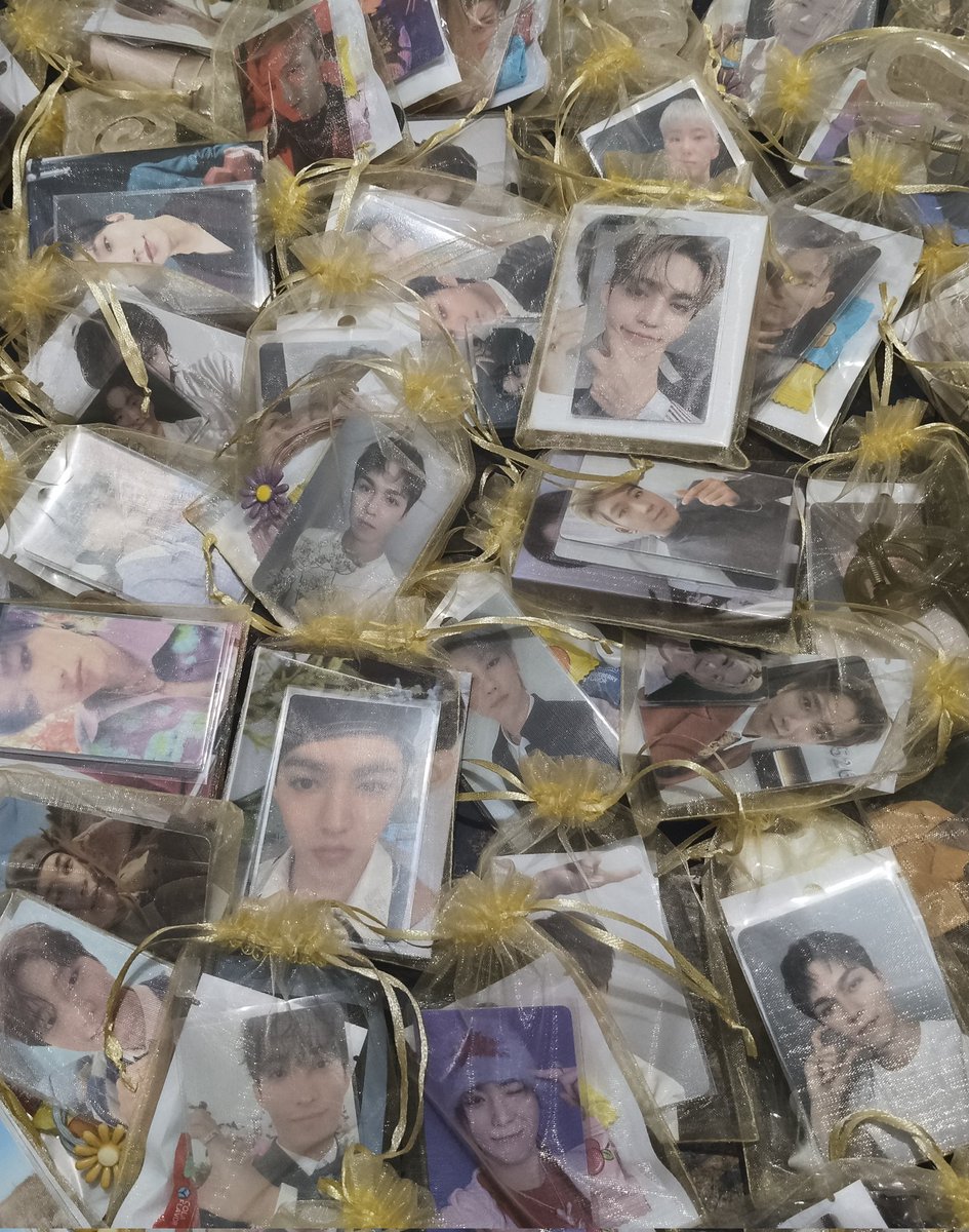 faIIincarat's tweet photo. Hello po, mamimigay po ako ng freebies bukas. Kapag nakakita po kayo ng oat na naka-long sleeve and vest (kahit mainit) and may heart heart na bag, kalabitin ninyo na lang po ako HAHAHA no mobbing po, iyakin ako char, see you bukas, Carats!

#NEW_BULACAN
#SEVENTEEN_NEW_IN_BULACAN https://t.co/yeQ3L5UryN