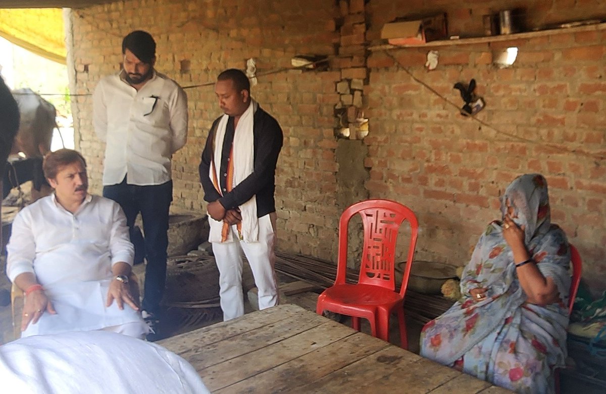 MDhananjaySingh's tweet photo. होली के दिन बस ड्राईवर ललई यादव की निर्मम ह'त्या कर दी गई थी , शोकाकुल परिवारजनों से मिलने उनके आवास मियांपुर पहुंचा। मृतक ललई यादव की पत्नी, बेटे व‌ बेटी से मिलकर घटित घटना पर चल रही कार्रवाई ���ो लेकर जानकारी ली व संबंधित अधिकारियों से बात किया।

ईश्वर परिजनों को इस असीम दुःख से उबरने का साहस दें।

#Dhananjay #jaunpur