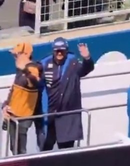 such a gentleman yes yes, BUT WHY DOES IT LOOK LIKE HE IS LEANING ON CARLOS SHOULDER???