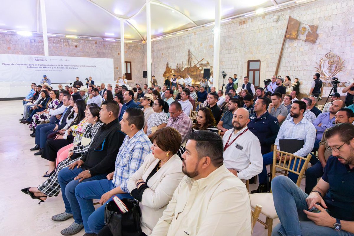 conagua_mx's tweet photo. El Gobierno de México, a través de la Conagua firmó un acuerdo de colaboración con el gobierno del estado de Durango y los 39 municipios de la entidad para desarrollar proyectos de agua potable, drenaje y saneamiento para elevar la calidad de vida de las y los duranguenses.

✅ En todo el sexenio, el Gobierno de México invertirá más de 26 mil millones de pesos en infraestructura hídrica. 

 ✅  En 2026 través del Fondo de Aportaciones para la Infraestructura Social (FAIS) se proyecta realizar más de 300 acciones en los municipios con una inversión superior a los 600 millones de pesos.

Más información: https://t.co/Bvu49Tzcg9