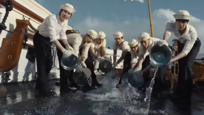 El mv “SWIM” de BTS, protagonizado por los miembros y la actriz Lili Reinhart, cuenta la historia de una chica que atraviesa momentos felices y difíciles, pero que, aunque no pueda verlos, siempre está acompañada por los siete chicos. 😭 BTS siempre al lado de ARMY.