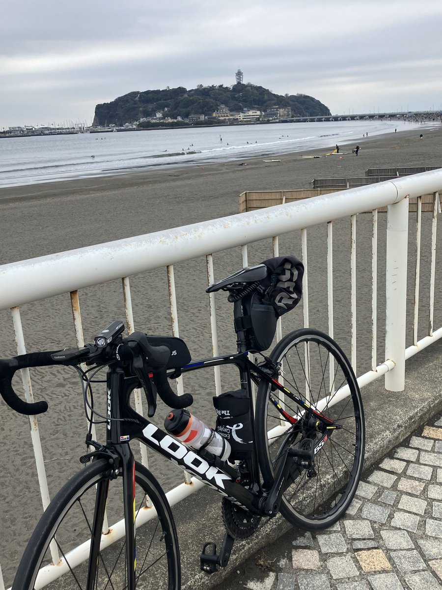 どうもこの頃天気がよろしくない南関東

せっかくの祝日休みなので、勇んでロングライドに出るも、二宮付近でやっぱり雨に降られて断念

二宮駅から輪行で帰ります、、

ロングライドはまた次回ですね〜