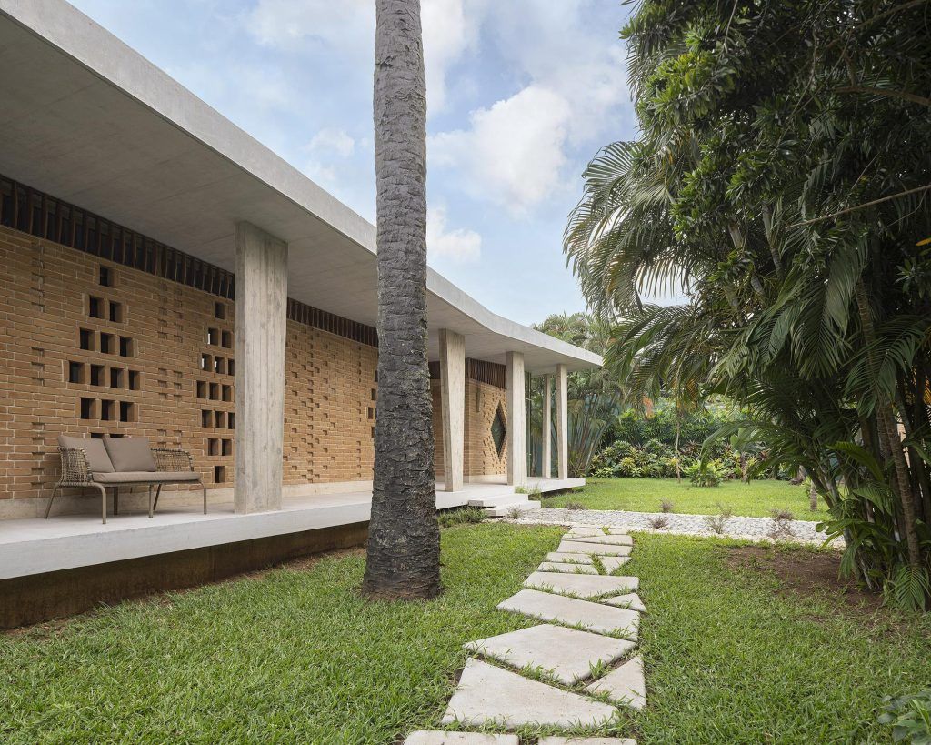 afasiaarq's tweet photo. #LOCALARCHITECTURE https://t.co/LIj4IxKAtU | posted by afasia | daily entries on contemporary art and architecture #afasiaarchzine #afasiaarq |
VILLA CROCODILE . ABIDJAN LOCALARCHITECTURE . photos: © Matthieu Gafsou Following the completion of the new … https://t.co/otV1z8pQYG
