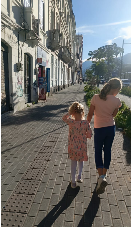 mejoresdiasEC's tweet photo. Le cuento que hoy, mientras las dormía, mi chiquita me dijo: 'Mami, siento tanta alegría por cómo lo pasamos hoy'. Conmueven las palabras de mi cría de apenas cinco añitos recién cumplidos, considerando que hoy me acompañaron a la Asamblea Nacional, entre otras diligencias en el bello Quito❤️