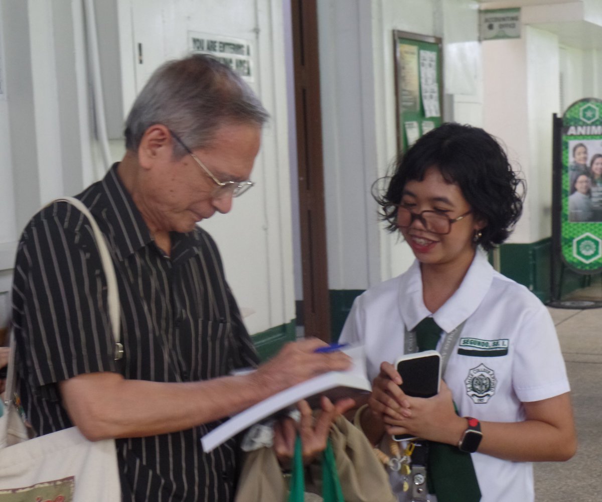 0htwss's tweet photo. as i graduate shs, here is a core memory in my senior year that i'd like to share:
yes! THE doc DOY DEL MUNDO gave me a book 😿😿 DLSU u are my totga https://t.co/LEIthr6x1d