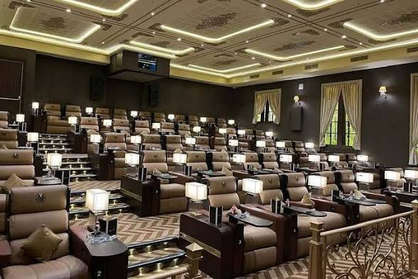 BeingADian's tweet photo. Ajay Devgn's Devgn Cinex launches new multiplex theatre in Thane 🔥

Ajay Devgn's multiplex chain, Devgn Cinex, has opened a new theatre at Bellona Tower, The Walk in Thane's Hiranandani estate. The state-of-the-art multiplex features five luxury screens with a 953-seat capacity, offering an unmatched movie experience.

#AjayDevgn #DevgnCinex