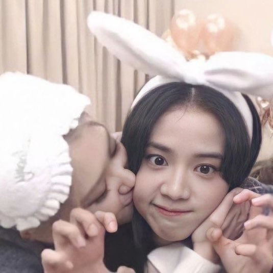 RandomChaesoo's tweet photo. boyfriend on demand 🤝 girlfriend on demand https://t.co/X8DUi39Oz9