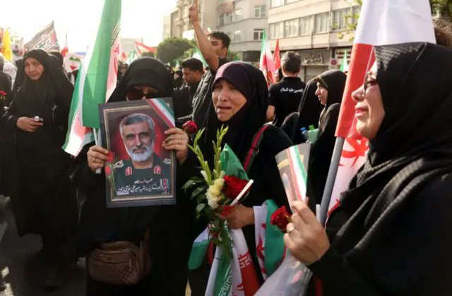 🚨🚨يخيم الحزن والألم عَلَى الإيرانيين بسبب إستمرارهم في فقد قياداتهم العليا العليا جداًوالذين قد تسبب فقدهم بسبب الغارات الجويه الإسرائيلي إلى صدمة كبيرة جداً حيث من الصعب تعويضهم
أكبر هذه الصدمات هي اغتيال المرشد الأعلى الإيراني علي خامنئي و رئيس مجلس الأمن القومي علي لاريجاني