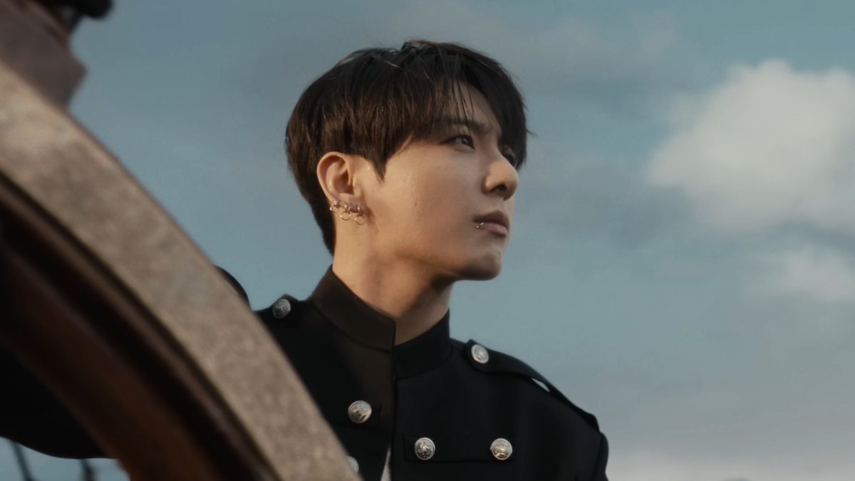 GoldenJKUnivers's tweet photo. Jungkook looks swimmingly beautiful https://t.co/vNPhOlDmZb