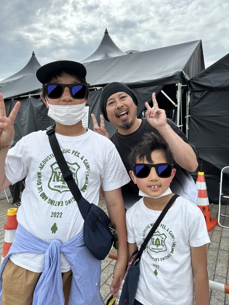 edge_of_78town's tweet photo. PartII写真の時、GreenroomFesなのにNACシャツの長男次男…。
海の側だけど、OAU懇意のフェスです。
#GreenroomFes #グリーンルーム
#NAC #ニューアコ
#MamasGun #ママズ・ガン
#OAU #ronzi #好き好きロンちゃん https://t.co/D5mLQy6Fg5