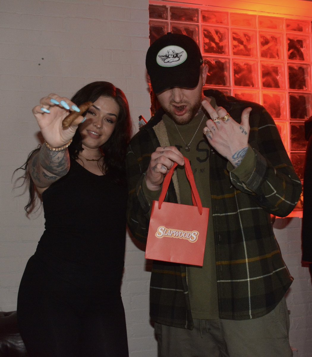 theBluntGirl tweet media