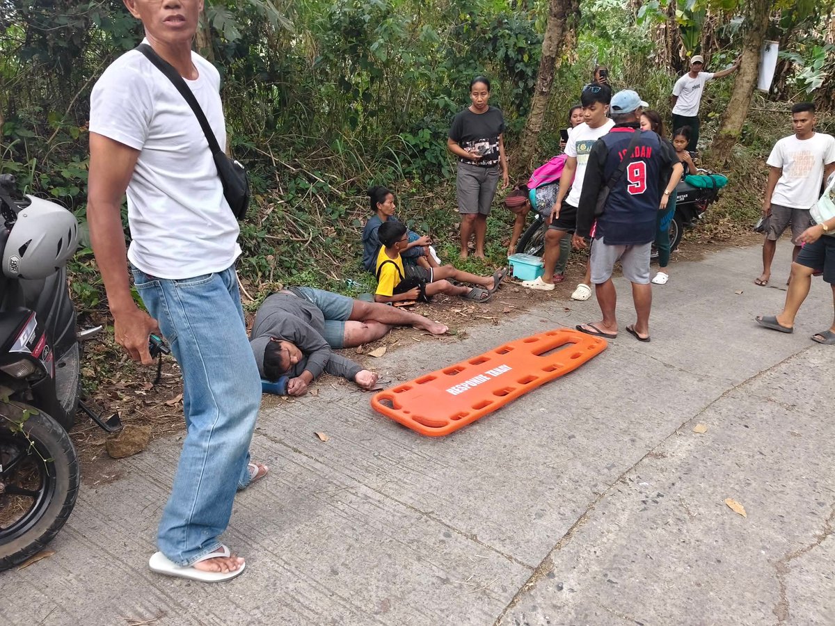 ibcdigital13's tweet photo. Sugatan ang tatlong katao, kabilang ang isang bata, matapos mawalan ng preno ang sinasakyang motorsiklo sa matarik na bahagi ng kalsada sa Brgy. Laiban, Tanay, Rizal. | via Dash San Pablo, IBC News

(1/2) https://t.co/yxgmDNdVWY